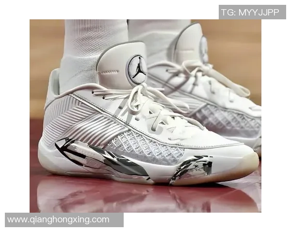 球星亲赠足球球鞋温情传递个人品牌魅力与运动精神